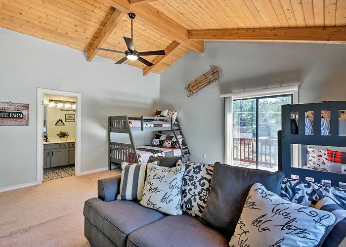 Holiday home Modern Mountain Chalet: Retreat W/ Deck